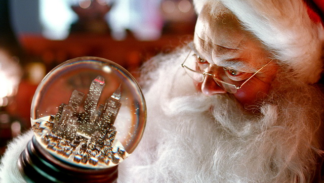 Inspiriert durch Coca-Cola, schüttelt Santa Claus vorsichtig die Schneekugeln